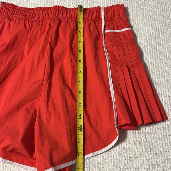 Yogalicious Radiant Courtside Chic Short pleated side hibiscus red size Medium - Picture 6 of 9